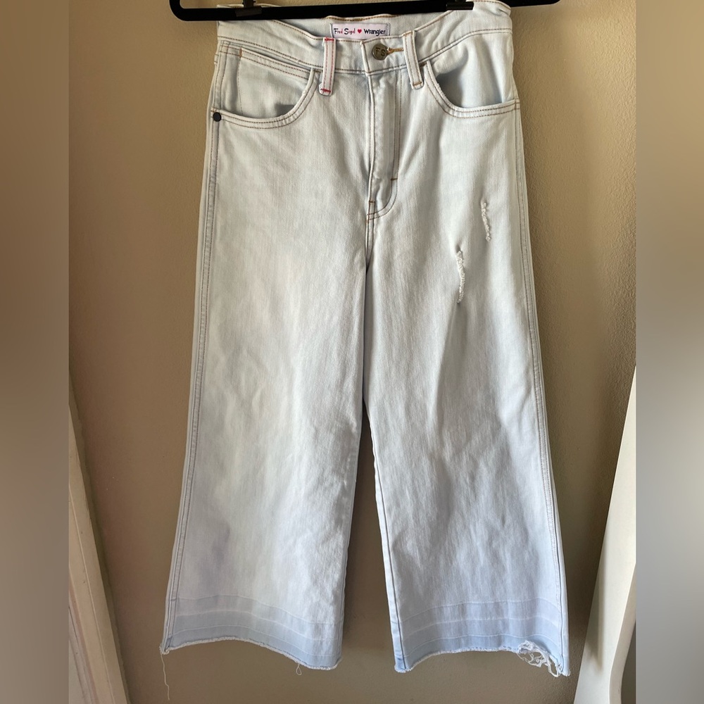 Wrangler Light Blue Jeans. Fred Segal, Size 26 but fits like 25. Cropped/Flare.